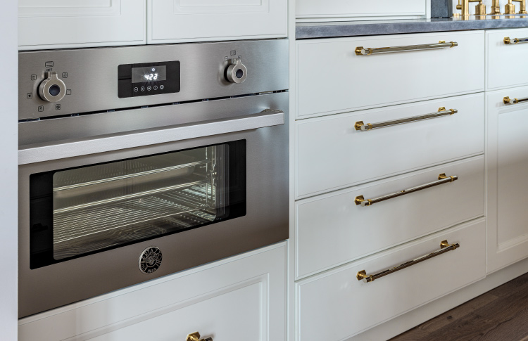 Three technologies in one unit: baking, broiling, steaming